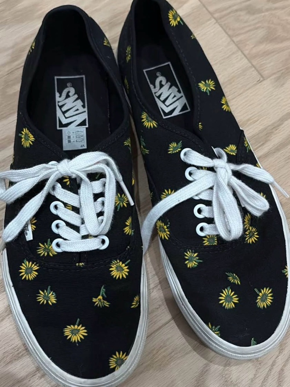 Vans Women’s 10.5 Black Canvas Sneakers with Yellow Daisy Print - Picture 2 of 6